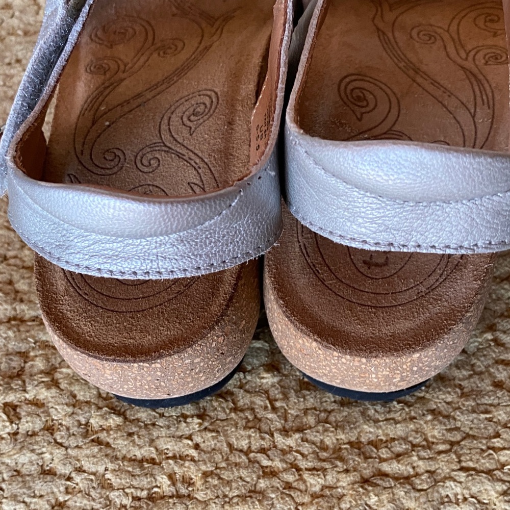 taos Women's Sandals in Silver NWOT - Picture 5 of 5